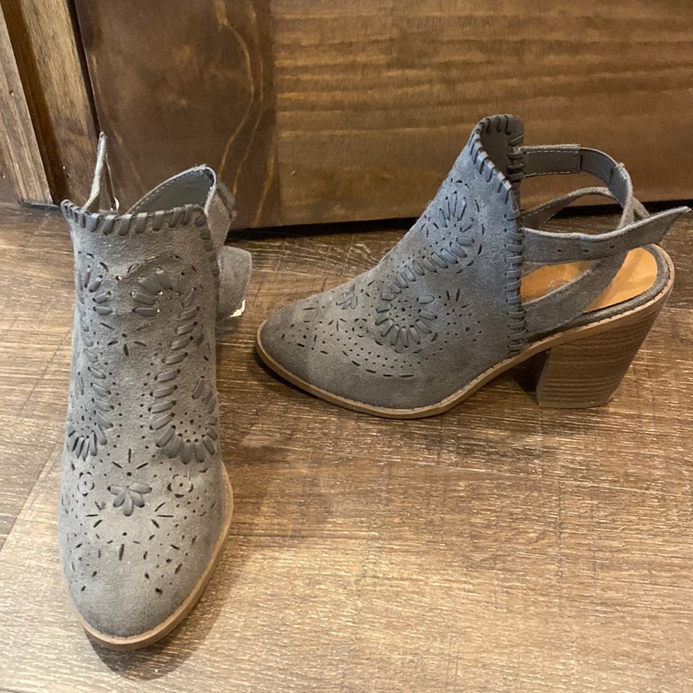 Ladies never worn size 6 gray bootie